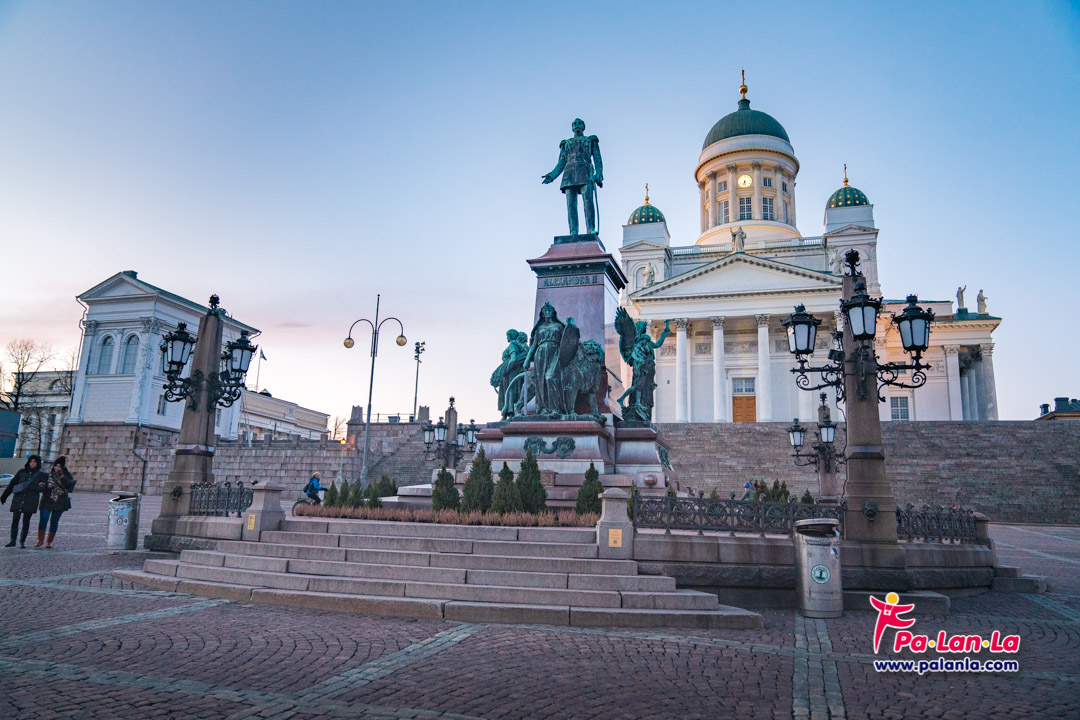 จัตุรัสเซเนท เมืองเฮลซิงกิ ประเทศฟินแลนด์