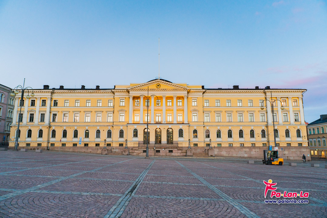 จัตุรัสเซเนท เมืองเฮลซิงกิ ประเทศฟินแลนด์