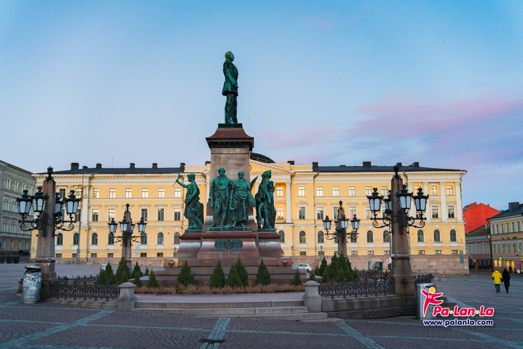 จัตุรัสเซเนท เมืองเฮลซิงกิ ประเทศฟินแลนด์