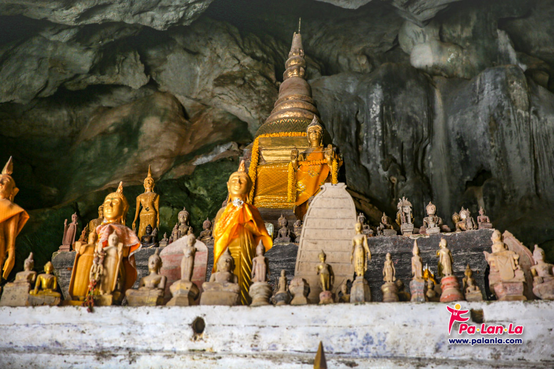 พระพุทธรูปส่วนหนึ่งที่ประดิษฐานอยู่ภายในถ้ำ