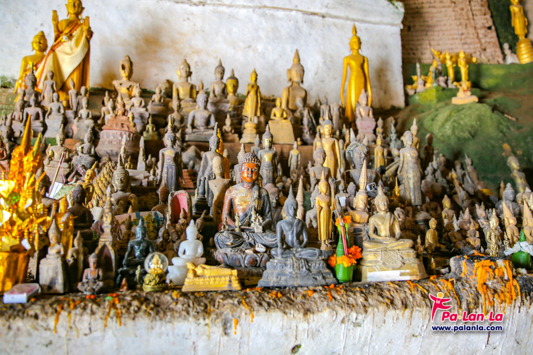 พระพุทธรูปส่วนหนึ่งที่ประดิษฐานอยู่ภายในถ้ำ