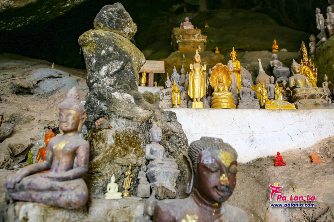 พระพุทธรูปส่วนหนึ่งที่ประดิษฐานอยู่ภายในถ้ำ