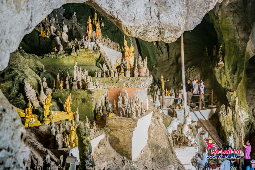 พระพุทธรูปส่วนหนึ่งที่ประดิษฐานอยู่ภายในถ้ำ