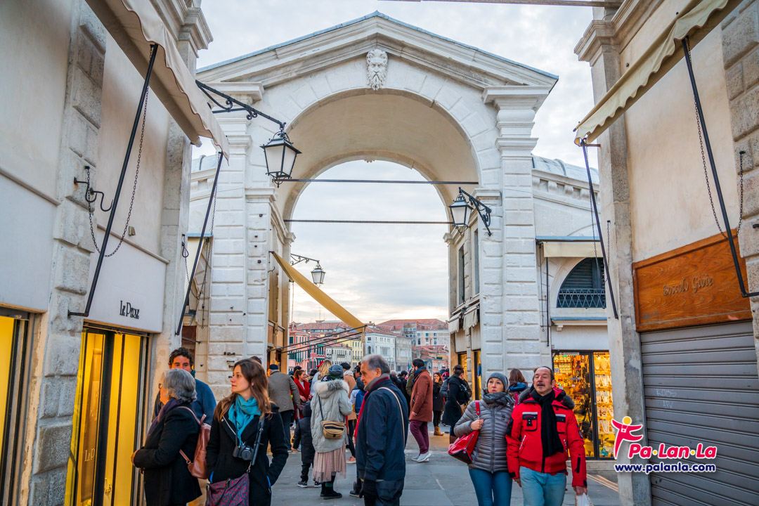 สะพานริอัลโต เมืองเวนิส ประเทศอิตาลี