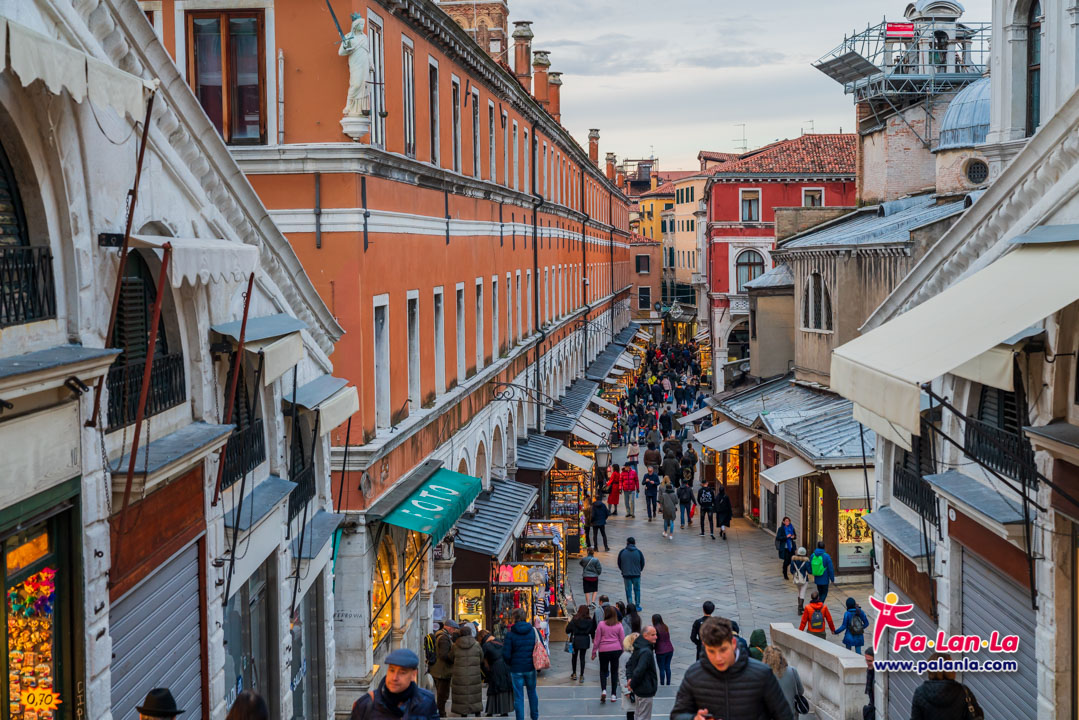 สะพานริอัลโต เมืองเวนิส ประเทศอิตาลี