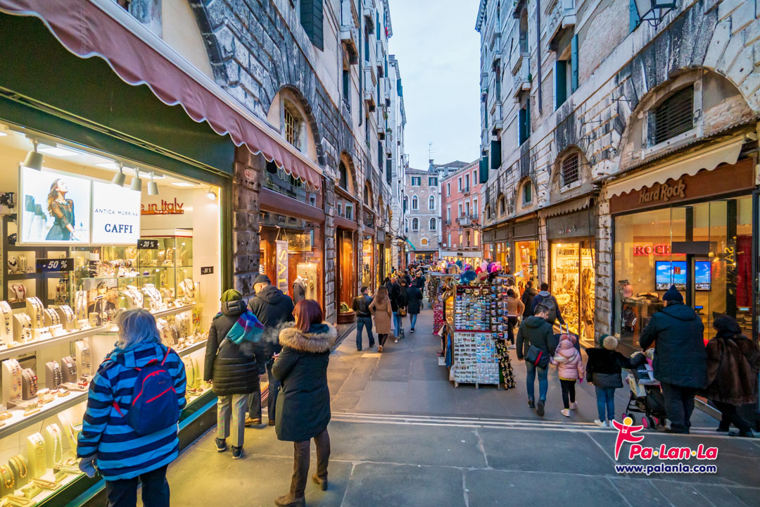 สะพานริอัลโต เมืองเวนิส ประเทศอิตาลี