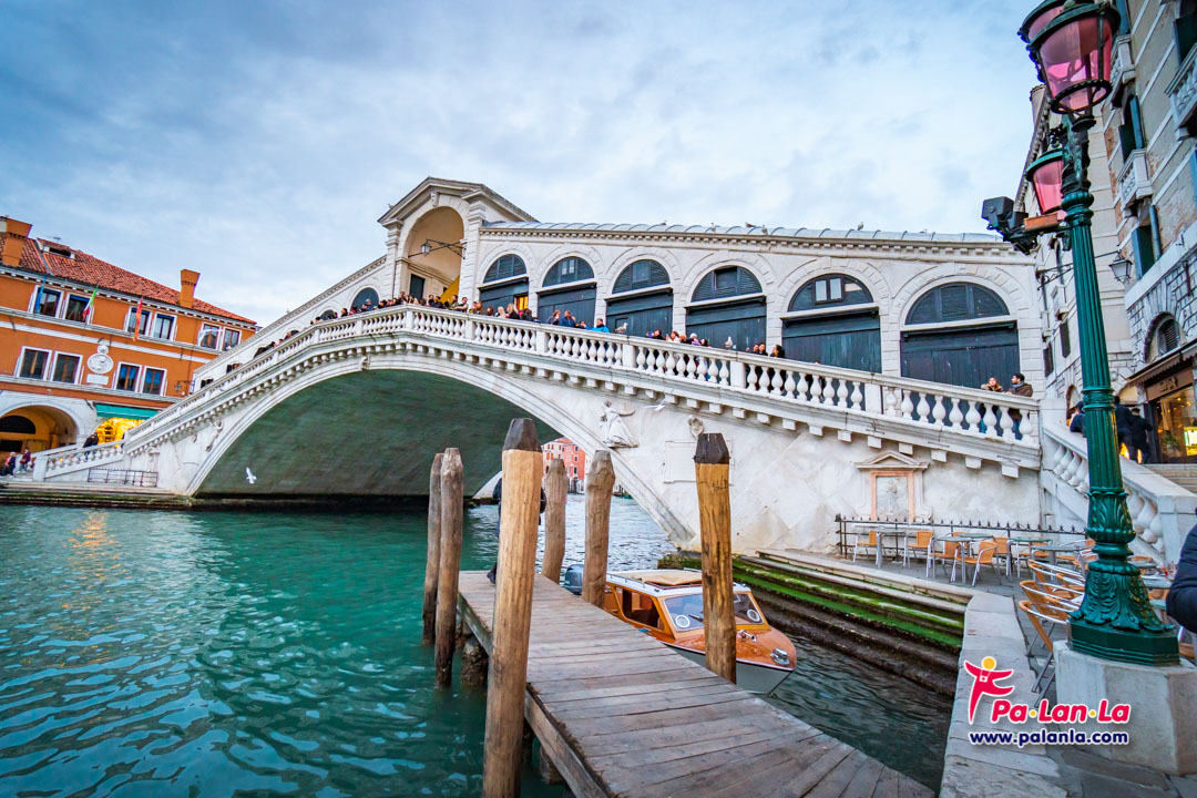 สะพานริอัลโต เมืองเวนิส ประเทศอิตาลี