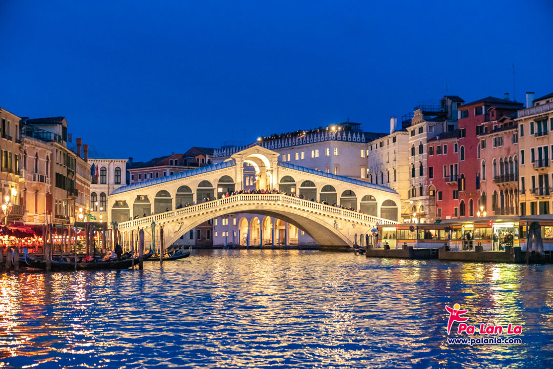 สะพานริอัลโต เมืองเวนิส ประเทศอิตาลี