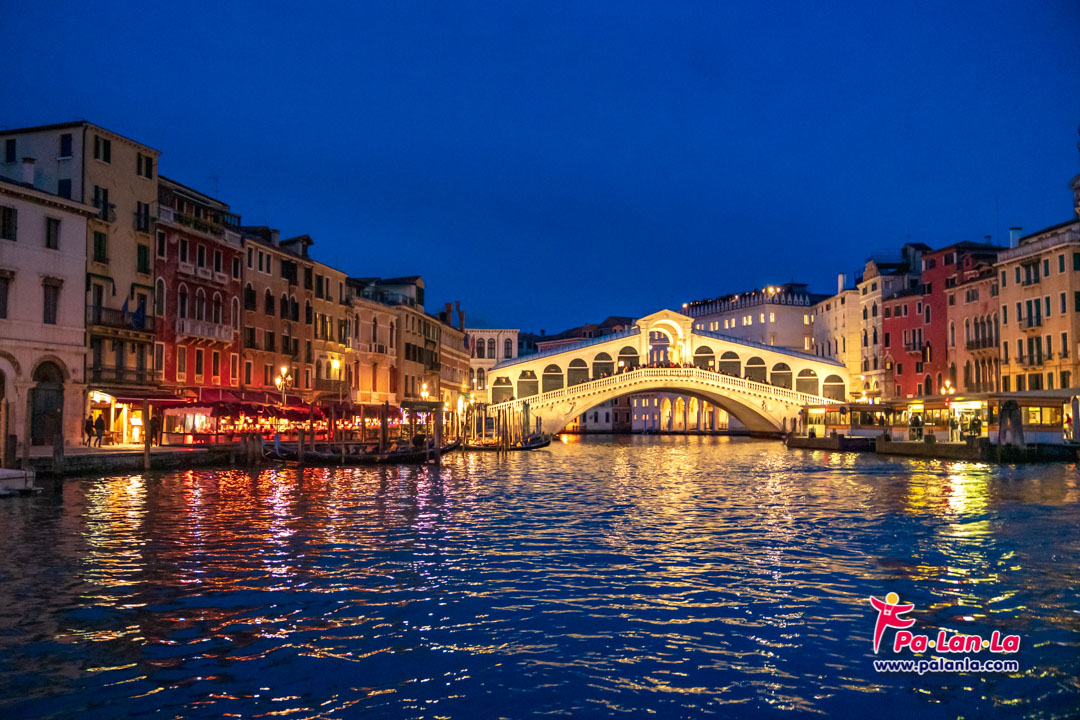 สะพานริอัลโต เมืองเวนิส ประเทศอิตาลี