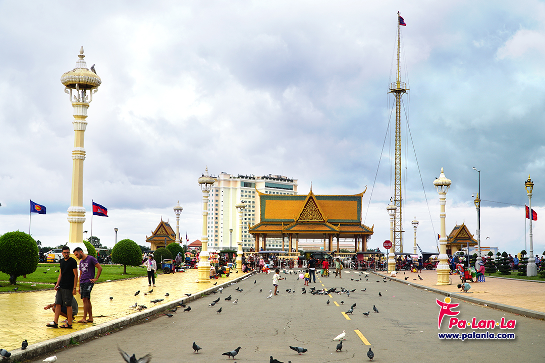 ฝั่งตรงข้ามพระราชวังหลวง