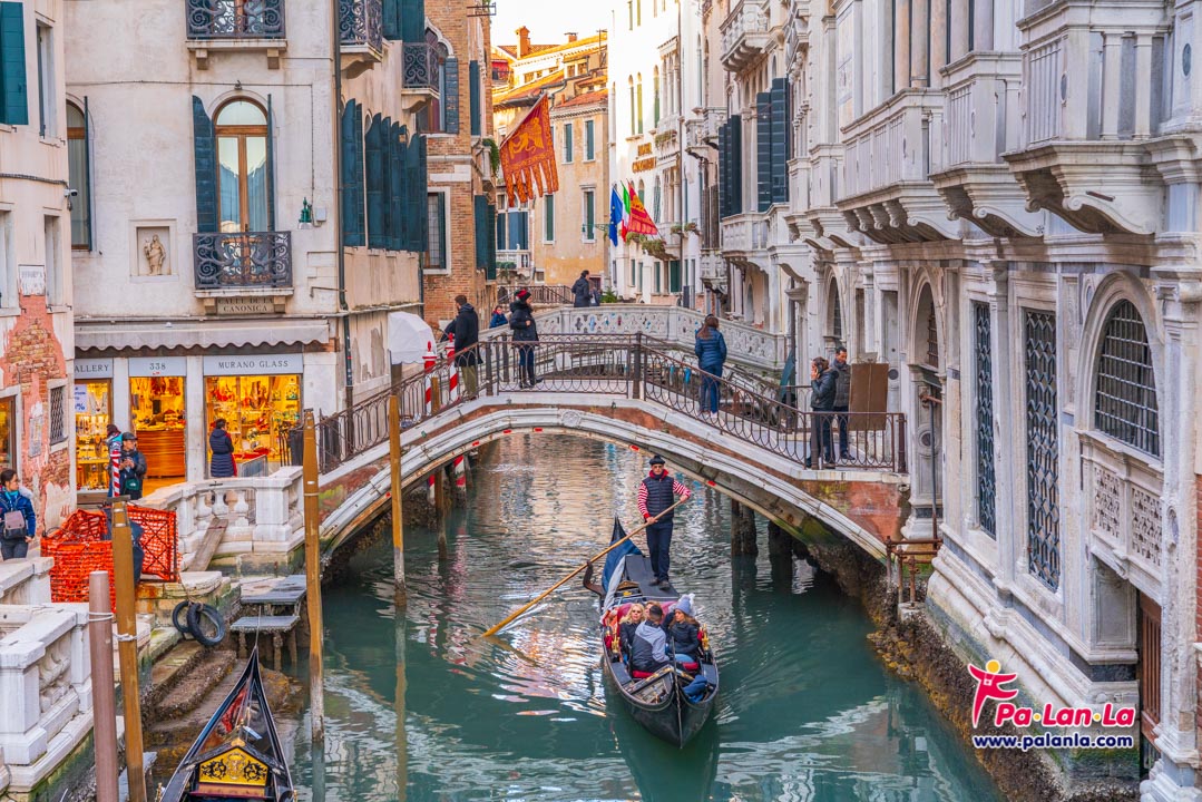 การเดินทางโดยขนส่งสาธารณะในเมืองเวนิส ประเทศอิตาลี