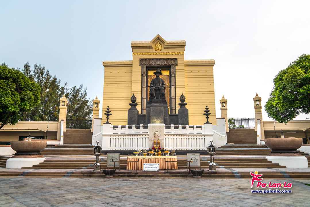 King Buddha Yodfa Chulaloke Monument
