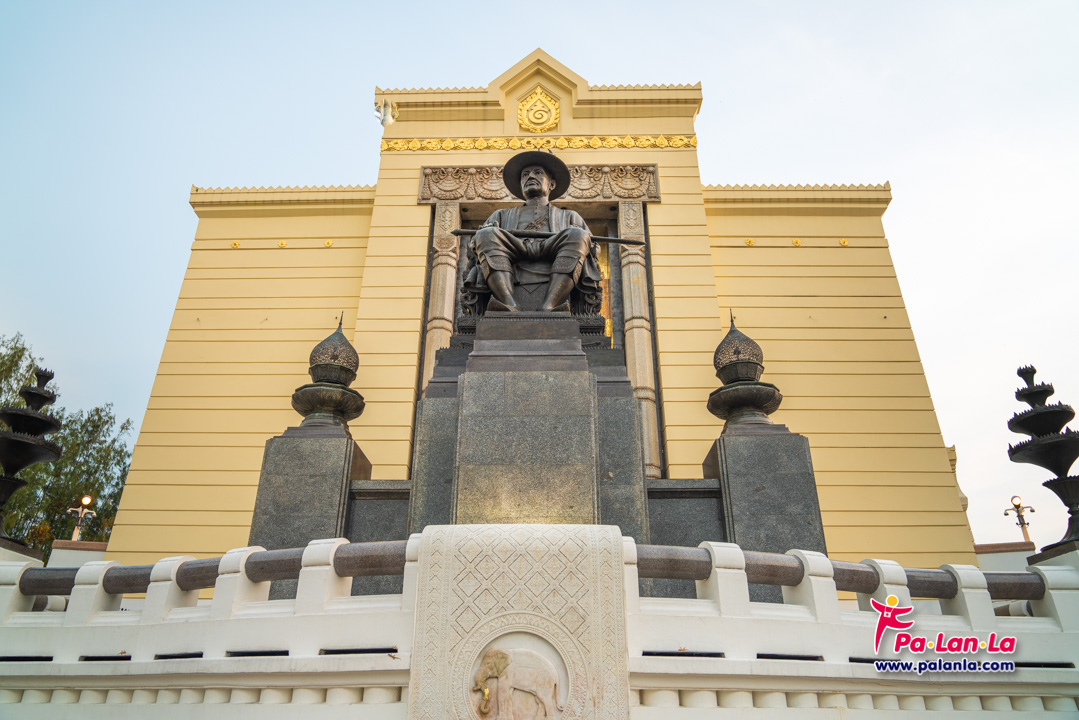 King Buddha Yodfa Chulaloke Monument