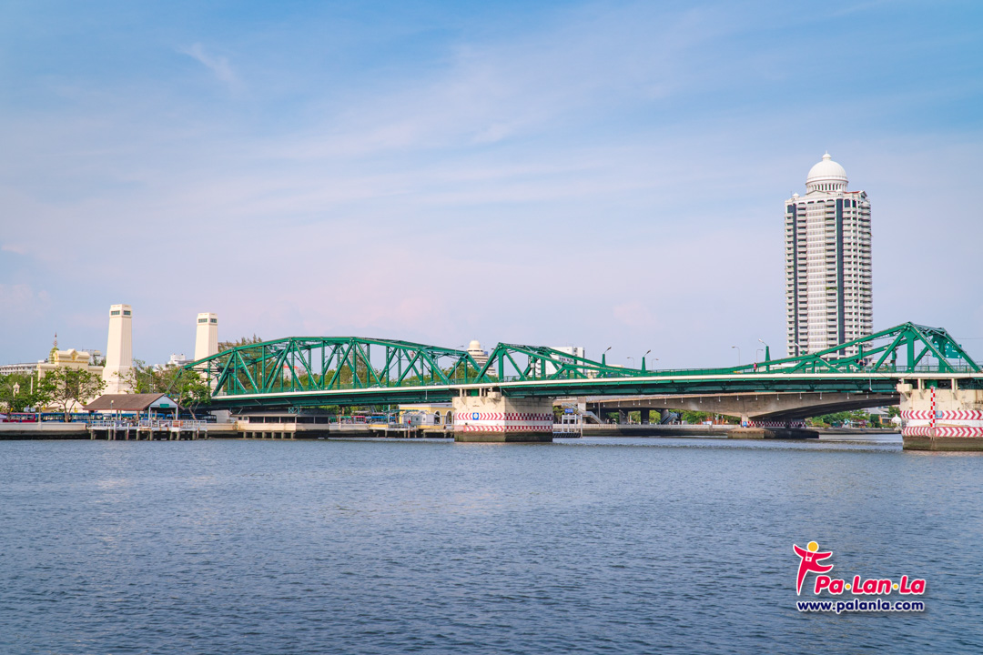 King Buddha Yodfa Chulaloke Monument