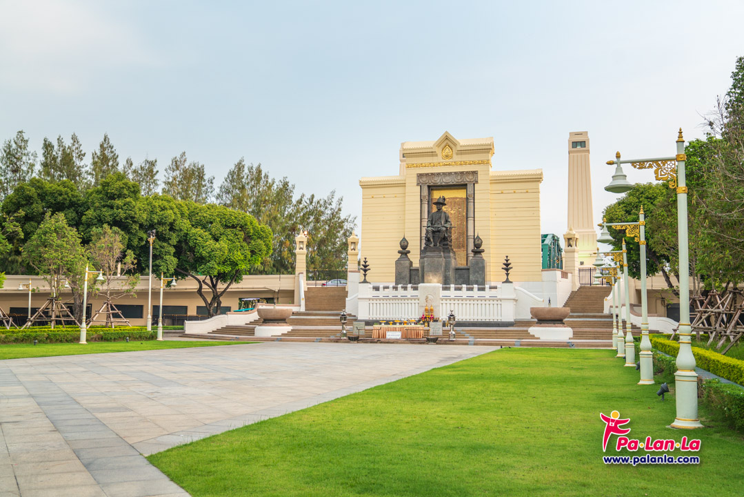 King Buddha Yodfa Chulaloke Monument