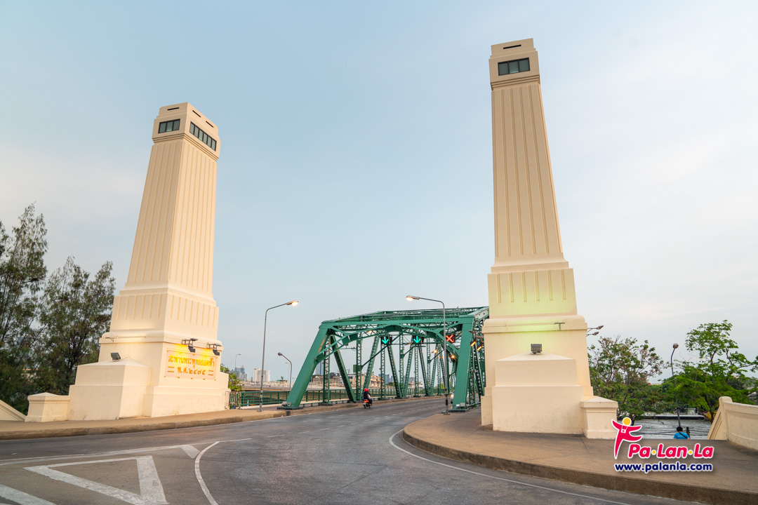 King Buddha Yodfa Chulaloke Monument