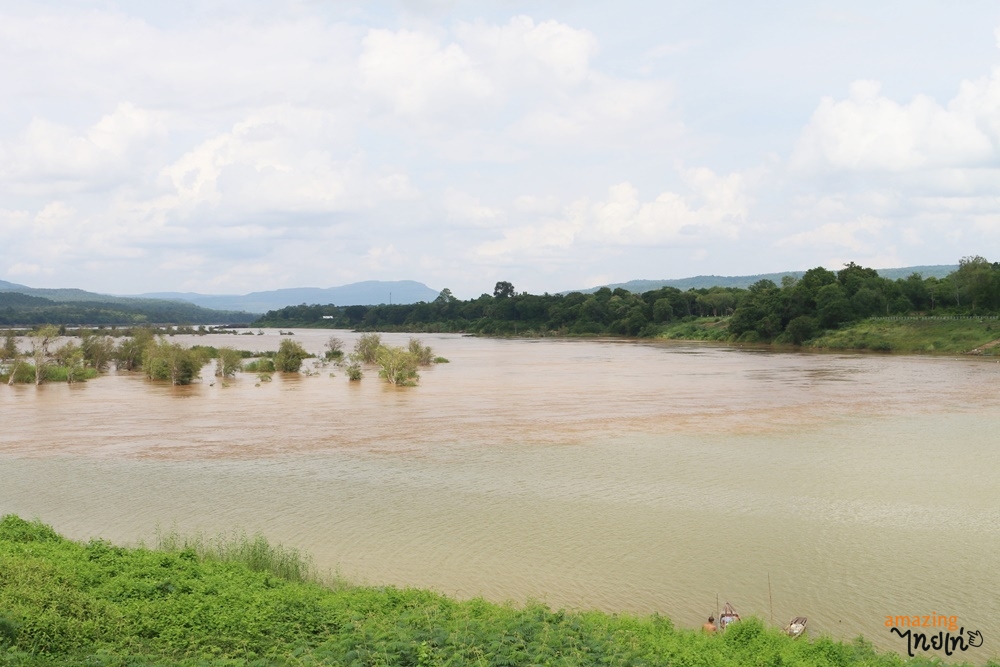 Two-Color River View Point at Wat Khong Chiam