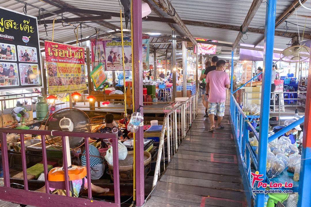 Wat Lam Phaya Floating Market