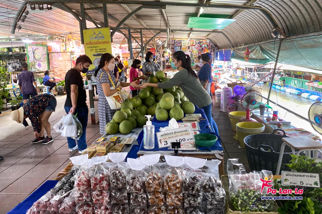 Wat Lam Phaya Floating Market