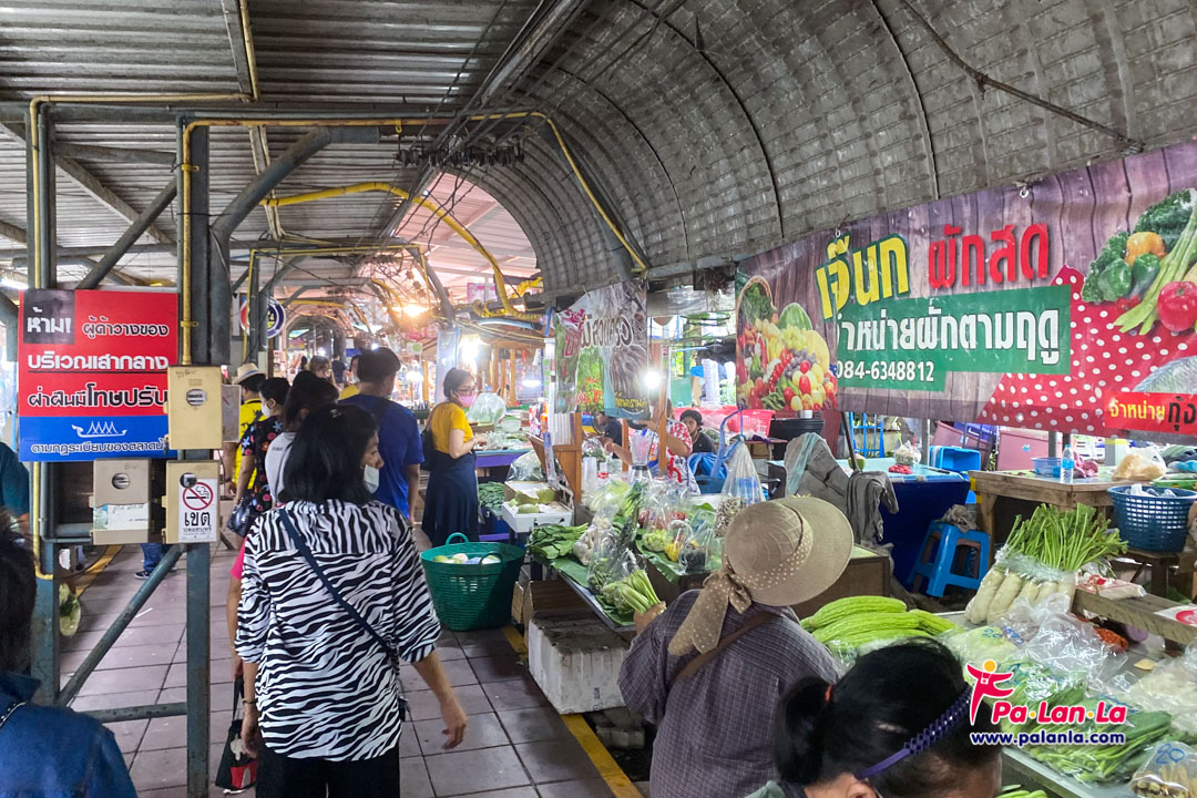 Wat Lam Phaya Floating Market
