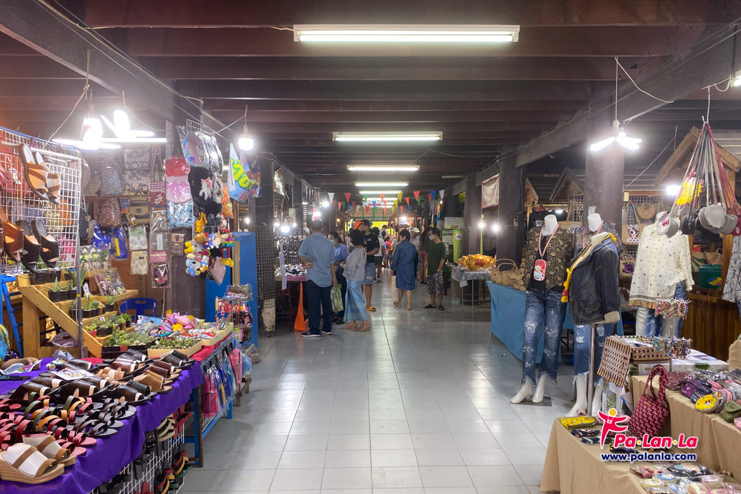 Wat Lam Phaya Floating Market
